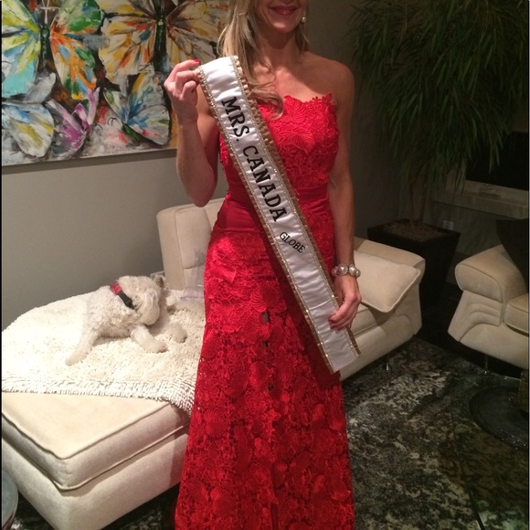 Red satin/lace gown - Picture 3 of 3